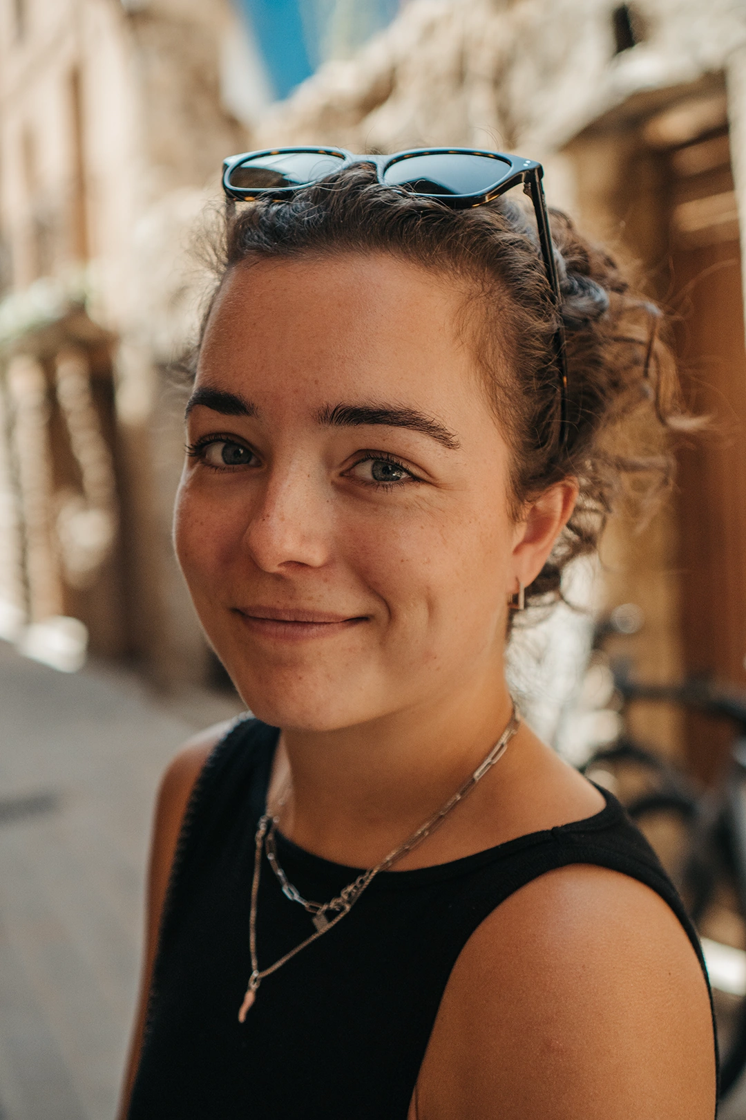 Britt verkent een straat tijdens een citytrip