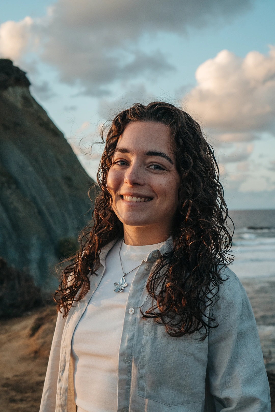 Britt wandelt langs de kust in warm avondlicht