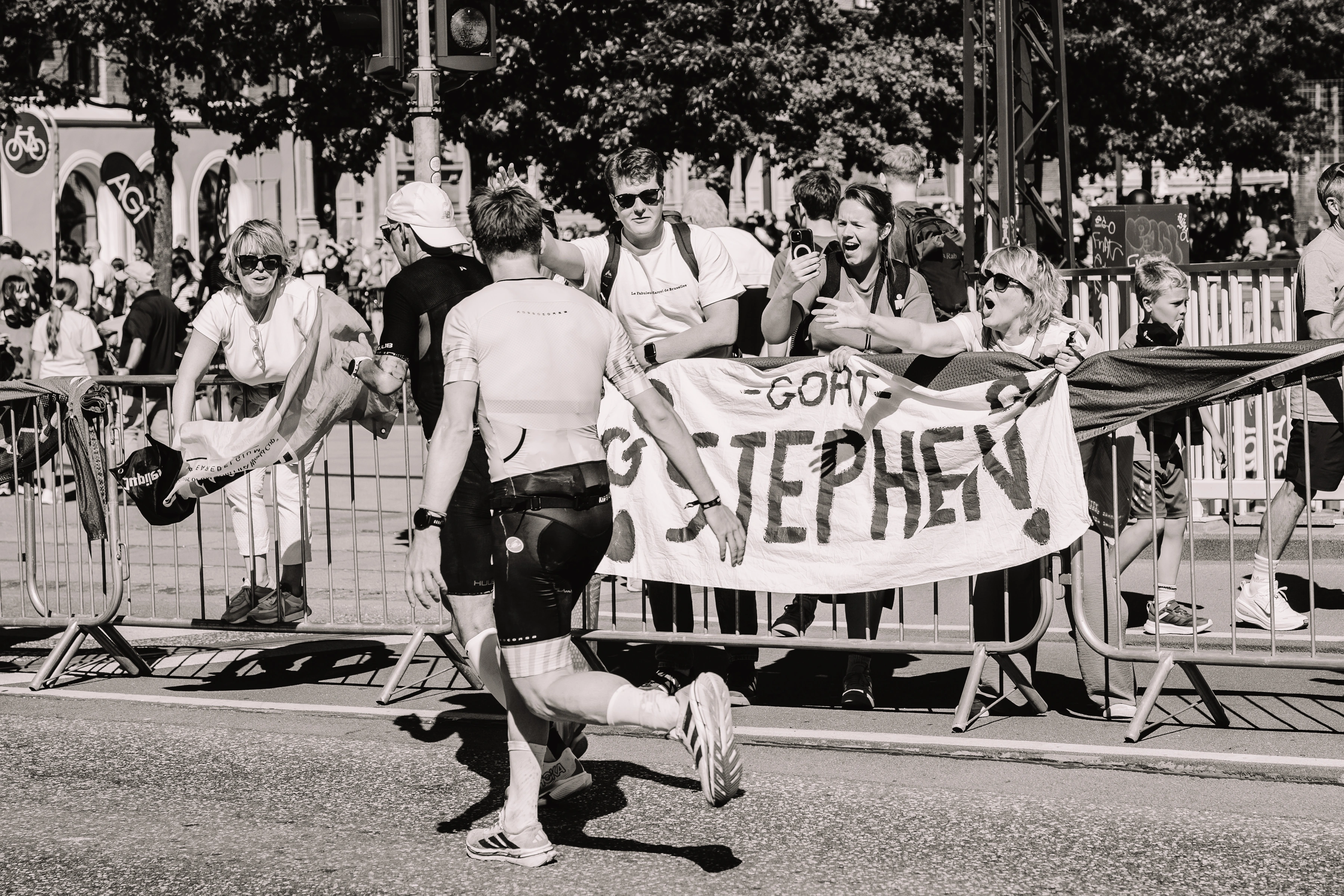 Stephen loopt naar een spandoek met zijn naam