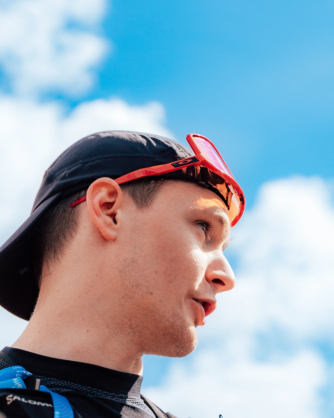 Stephen draagt een sportbril in daglicht