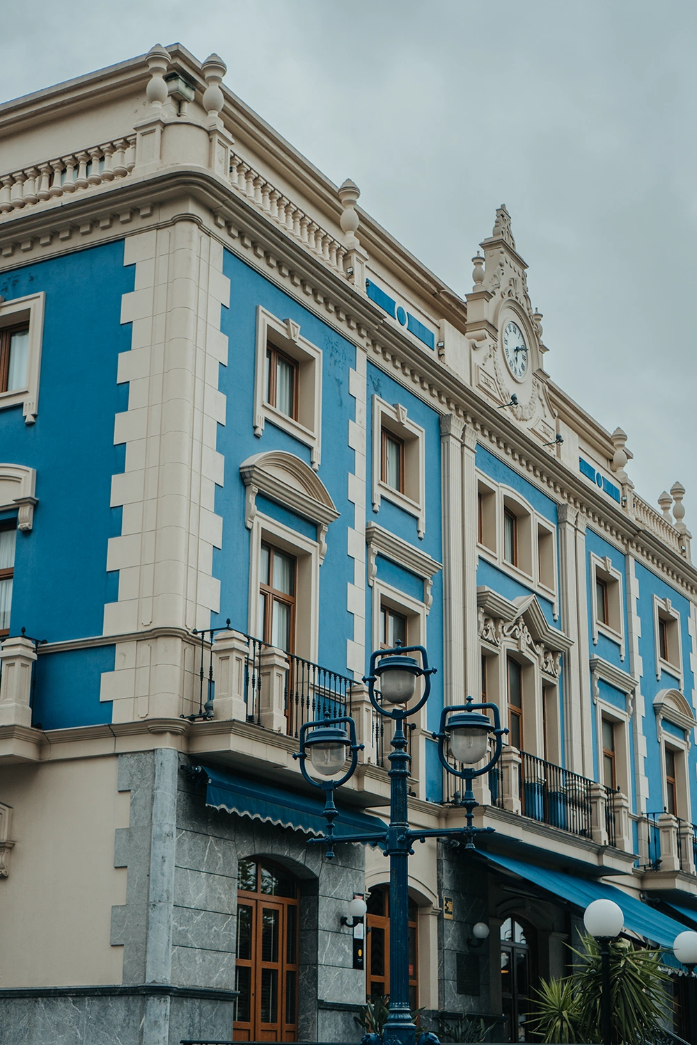 Blauwe en witte architectuur in een straat in Bilbao
