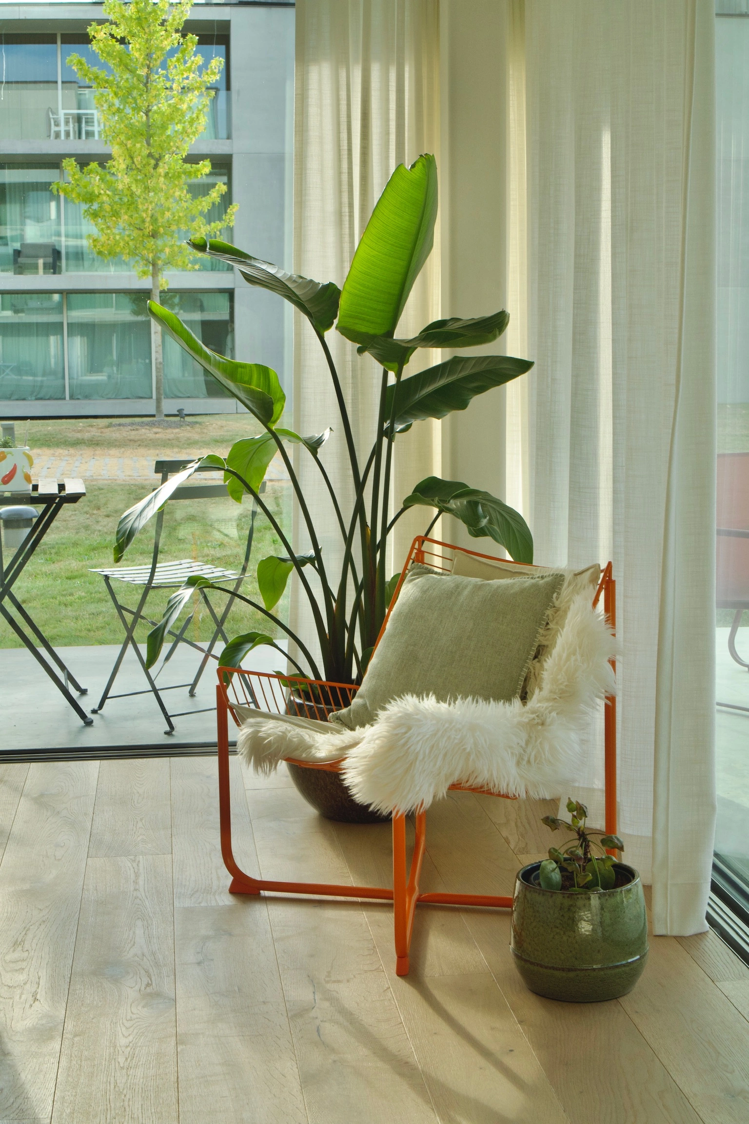 Stoel en planten in een licht interieur