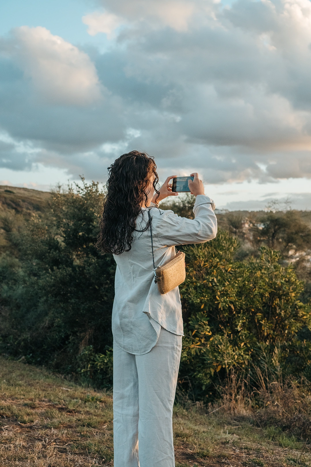 Britt fotografeert de kust bij zonsondergang